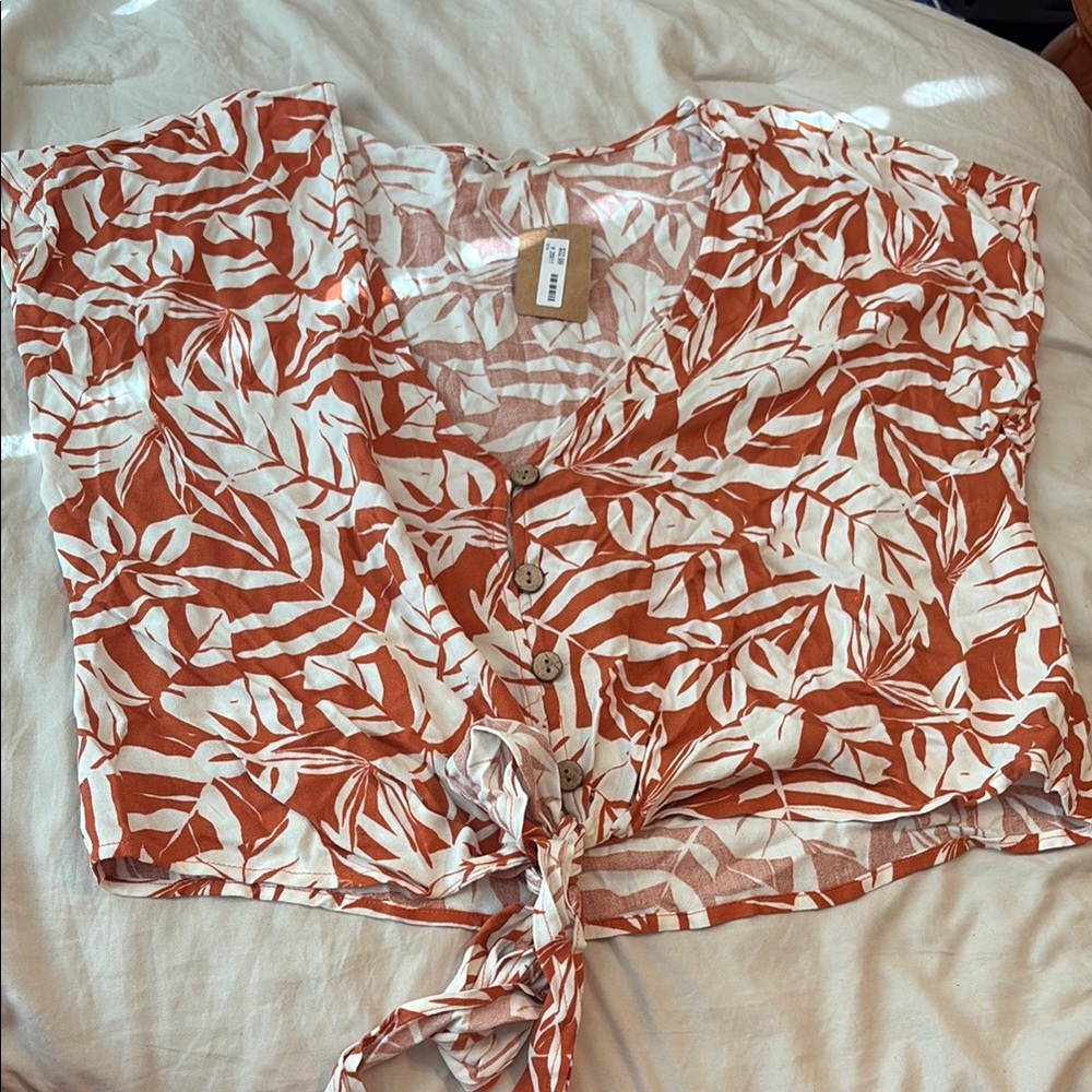 BE COOL Red and White Tie-Front Crop Blouse
